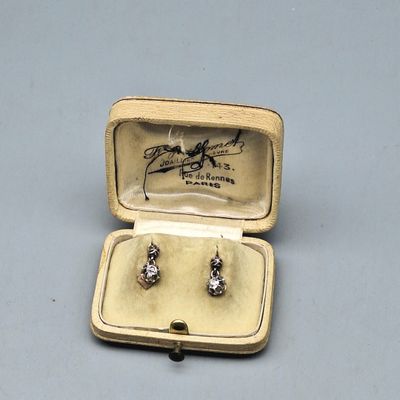 une petite boîte contenant une paire de boucles d'oreilles
