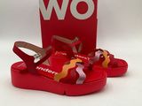 sandales en cuir rouge avec des lanières colorées et un logo sur le talon