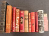 de nombreux livres alignés les uns à côté des autres sur une table
