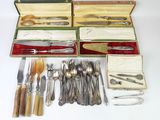 une boîte contenant de l'argenterie et d'autres objets en argent
