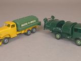 deux camions miniatures posés côte à côte sur une table