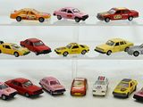 de nombreuses petites voitures exposées sur une étagère