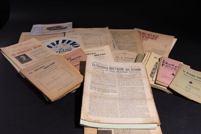 une pile de vieux journaux posée sur une table