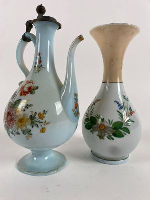 Verseuse et vase à décor floral, vraisemblablement Bohême po…