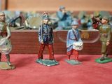 cinq figurines représentant des hommes alignés