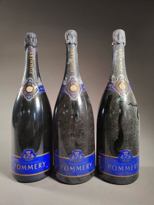 trois bouteilles de champagne posées côte à côte sur une table