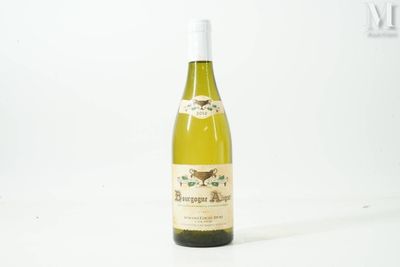 une bouteille de vin posée sur une table