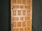 une image représentant une porte en bois ornée d'un motif