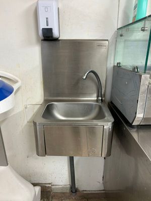 un lavabo et des toilettes dans des toilettes publiques