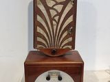 une vieille radio posée sur une table