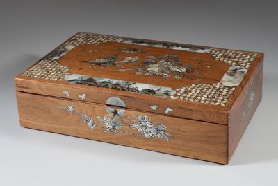 une petite boîte en bois avec un dessin