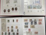 beaucoup de timbres sur les pages d'un livre