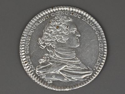 une vieille pièce d'argent sur laquelle figure le portrait d'un homme
