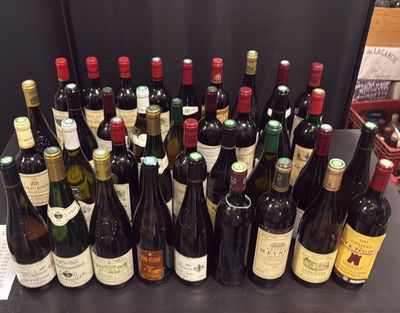 les nombreuses bouteilles de vin qui se trouvent sur la table