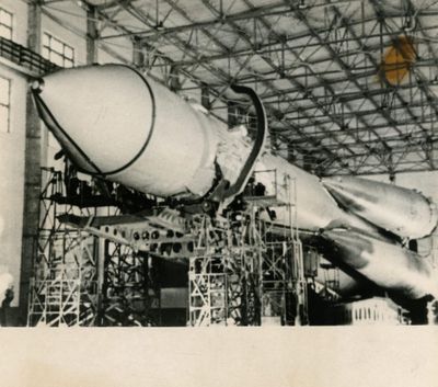 une photo en noir et blanc d'un avion à réaction dans un hangar