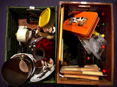 une boîte remplie d'objets posée sur une table