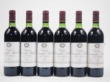 six bouteilles de vin rouge alignées