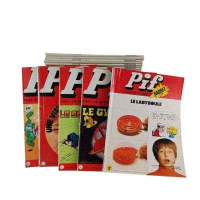 beaucoup de magazines posés sur une table