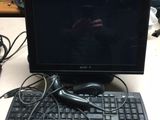 un ordinateur de bureau posé sur une table avec un clavier et une souris