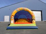 une structure gonflable devant un immeuble