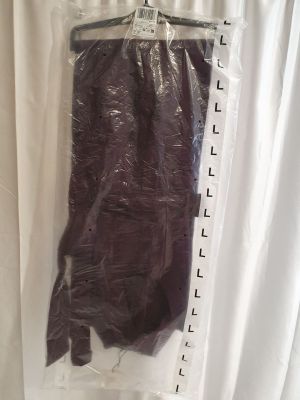 un sac en plastique contenant des vêtements suspendus à des cintres