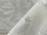 une pile de serviettes pliées posée sur une table