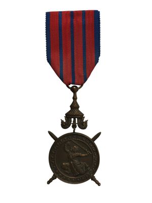 gros plan d'une médaille sur fond blanc