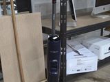 un aspirateur posé sur un support dans une pièce