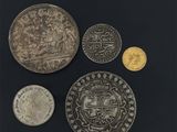 trois pièces d'argent et d'or, dont l'une représente un homme à cheval, et dont l'autre représente un homme à cheval