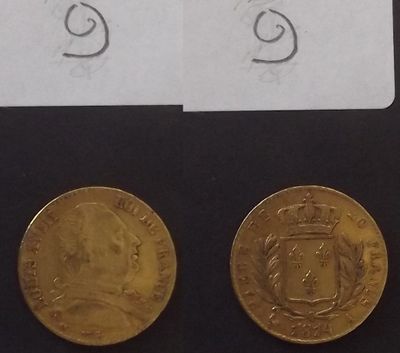 deux pièces d'or posées l'une à côté de l'autre sur une table