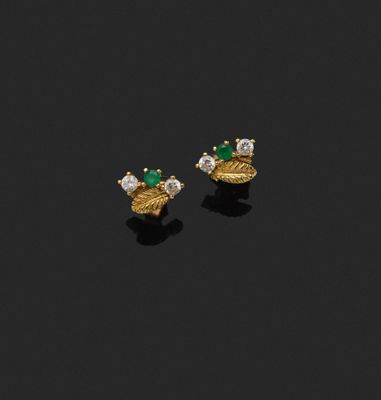une paire de boucles d'oreilles en émeraude et diamant