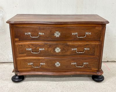 Commode rectangulaire en bois fruitier à façade arbalète ouv…
