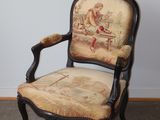 une image représentant une chaise recouverte d'une tapisserie dans une pièce