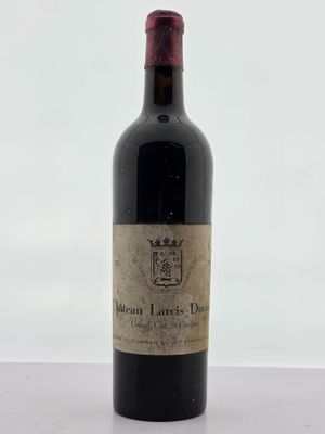 la bouteille de vin est posée sur la table sur fond blanc
