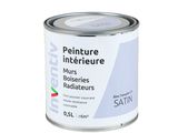 un pot de peinture sur fond blanc, avec un fond blanc