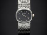 gros plan d'une montre-bracelet sur une surface noire