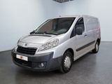 La camionnette argentée est garée dans la grande salle du bâtiment