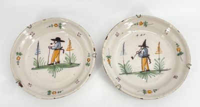 deux assiettes avec une peinture représentant un homme et une femme