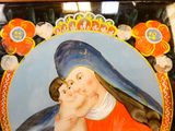 une peinture représentant une femme tenant un bébé dans ses bras