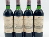 trois bouteilles de vin sont alignées sur une surface blanche