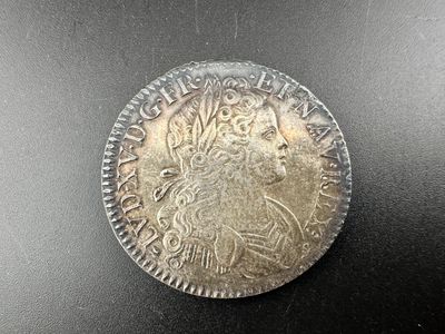 une pièce d'argent sur une surface noire
