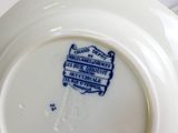 une assiette blanche ornée d'un motif bleu et blanc