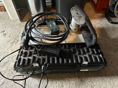 une photo montrant un clavier d'ordinateur et d'autres appareils électroniques posés par terre
