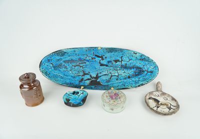 un grand nombre d'objets différents posés sur une table