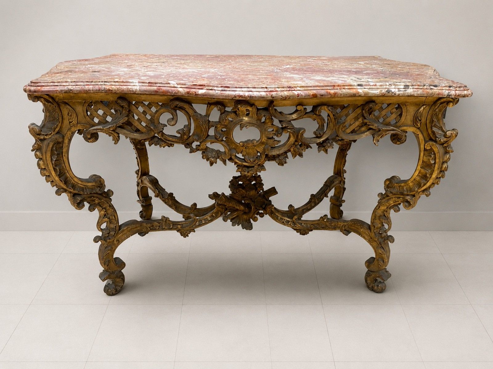 Une table à gibier en bois redoré, plateau de marbre rouge à…