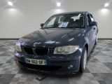 une photo d'une BMW bleue garée dans un garage