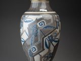 un vase bleu et blanc avec un couvercle posé sur une table