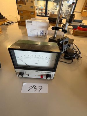 un appareil de mesure posé sur une table dans un laboratoire