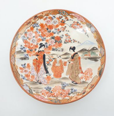 une assiette décorée d'une peinture, accrochée au mur