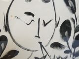 un dessin en noir et blanc représentant un visage sur un mur